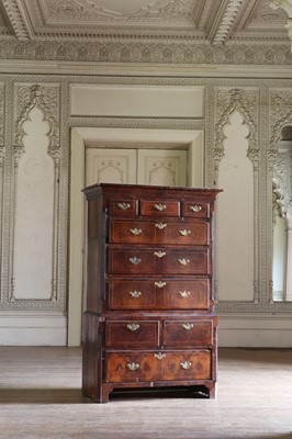 Lot 141 - ☘ A walnut chest on chest