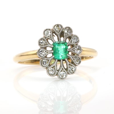 Lot 65 - An emerald and diamond oval plaque ring