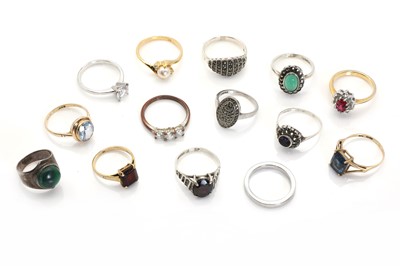 Lot 316 - A collection of gold, silver and costume rings