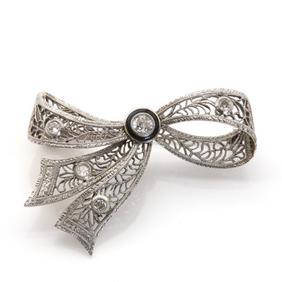 Lot 125 - A white gold diamond bow and ribbon brooch