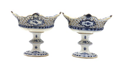 Lot 185 - A pair of Meissen blue and white 'Onion' pattern tazzas