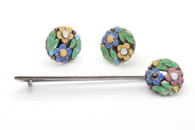 Lot 54 - An Arts and Crafts floral bar brooch attributed to Bernard Instone