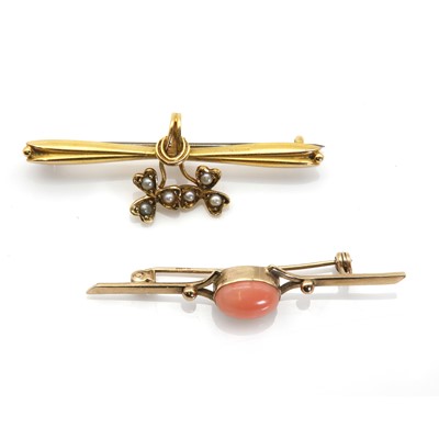 Lot 45 - An Edwardian 15ct gold split pearl bar brooch