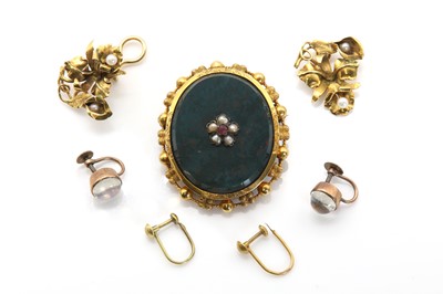 Lot 286 - A small collection of gold jewellery