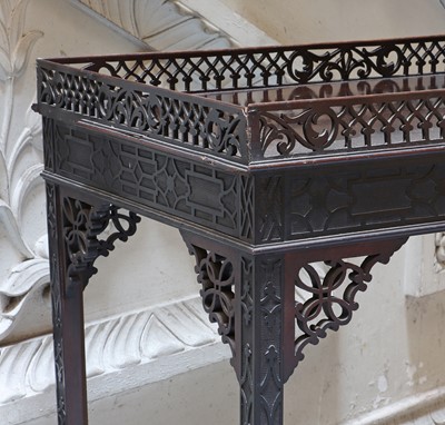 Lot 147 - ☘ An Edwardian mahogany silver table
