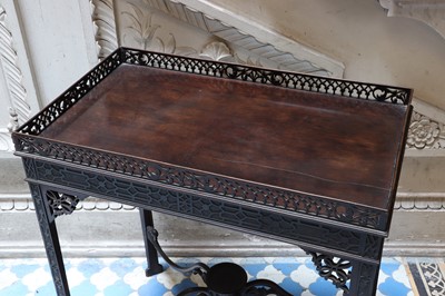 Lot 147 - ☘ An Edwardian mahogany silver table