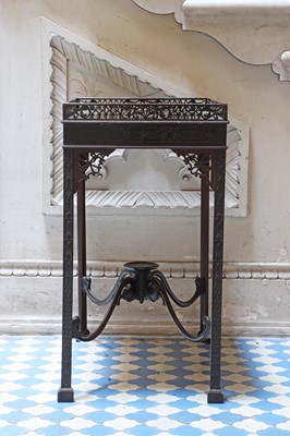 Lot 147 - ☘ An Edwardian mahogany silver table