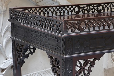 Lot 147 - ☘ An Edwardian mahogany silver table