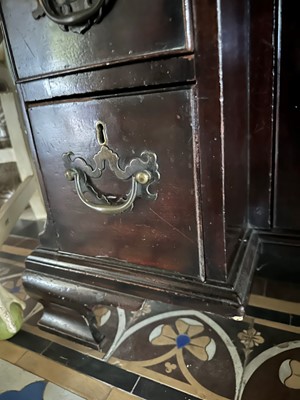 Lot 16 - A George III mahogany kneehole desk