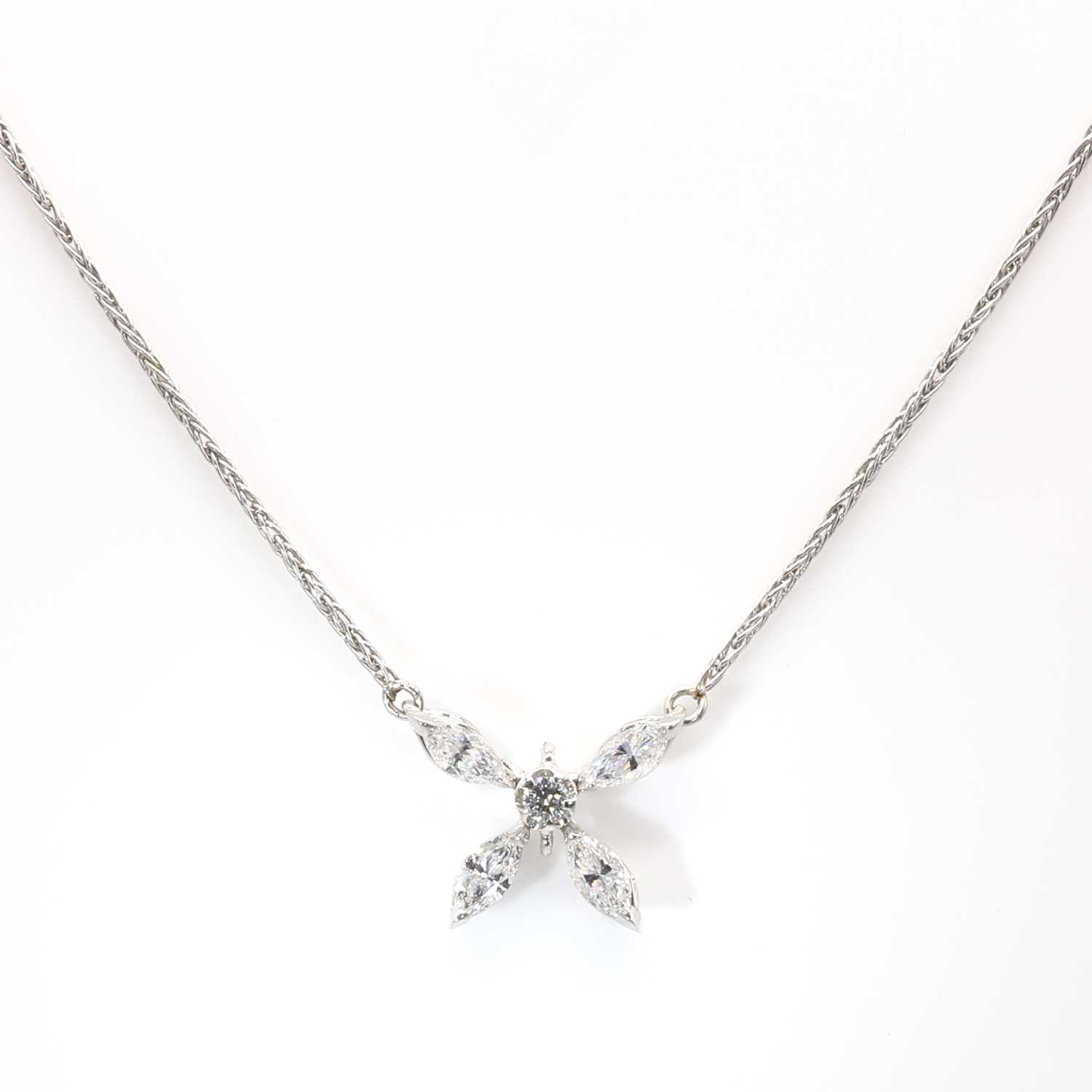 Lot 140 - An 18ct white gold diamond set necklace