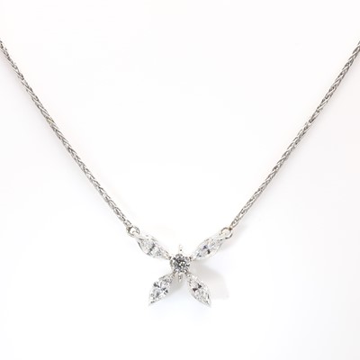 Lot 140 - An 18ct white gold diamond set necklace