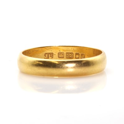 Lot 365 - A 22ct gold wedding band