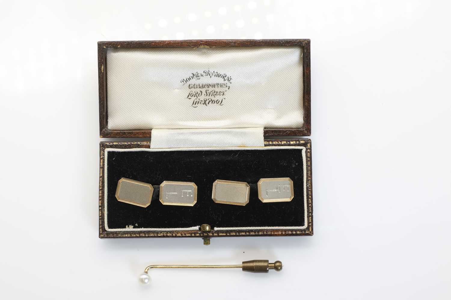 Lot 392 - A pair of 9ct gold chain link cufflinks,