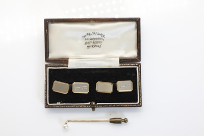 Lot 392 - A pair of 9ct gold chain link cufflinks