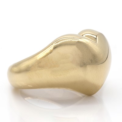 Lot 170 - An 18ct gold Chevalier Coeur ring, by Chaumet