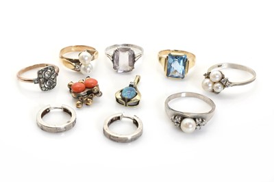 Lot 315 - A small group of gold and silver rings