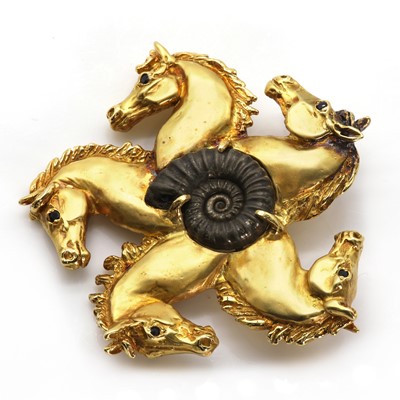 Lot 89 - An 18ct gold horse wheel design brooch, by Harriet Glen