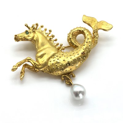 Lot 90 - An 18ct gold and baroque pearl hippocampus brooch, by Harriet Glen