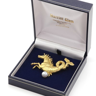 Lot 90 - An 18ct gold and baroque pearl hippocampus brooch, by Harriet Glen