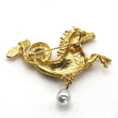 Lot 90 - An 18ct gold and baroque pearl hippocampus brooch, by Harriet Glen