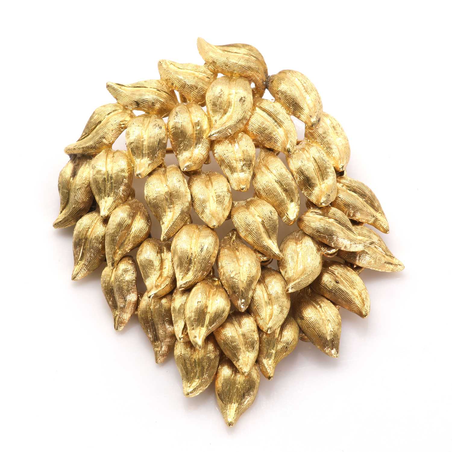 Lot 72 - A gold foliate design brooch/pendant, by Cellino