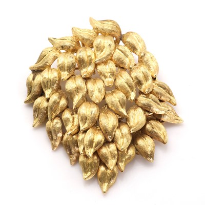 Lot 72 - A gold foliate design brooch/pendant, by Cellino