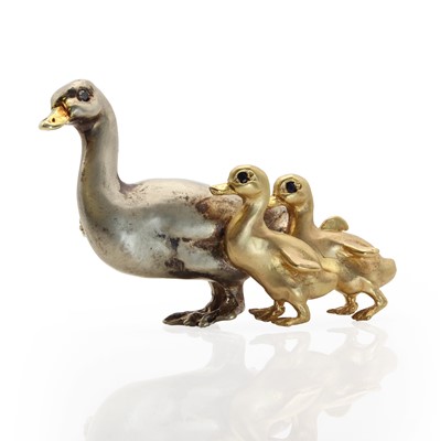 Lot 113 - A 9ct two colour gold duck and ducklings brooch, by Harriet Glen