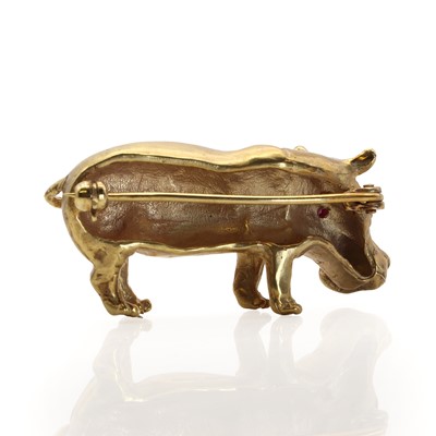 Lot 112 - A 9ct gold hippopotamus brooch, by Harriet Glen