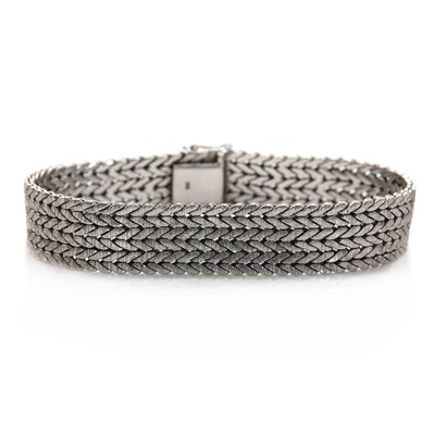 Lot 124 - A white gold foxtail link mesh bracelet