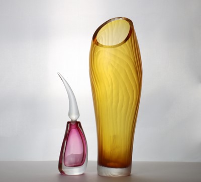 Lot 119 - A Catherine Hough studio glass vase