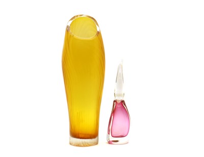 Lot 119 - A Catherine Hough studio glass vase