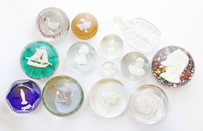 Lot 197 - A group of glass sulphide paperweights