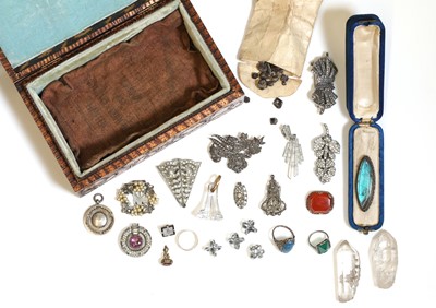 Lot 347 - A  jewellery box containing silver and costume jewellery