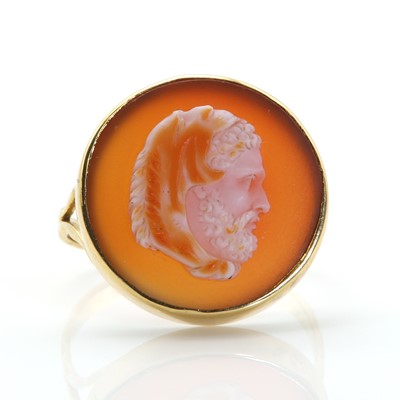 Lot 190 - A circular hardstone cameo ring