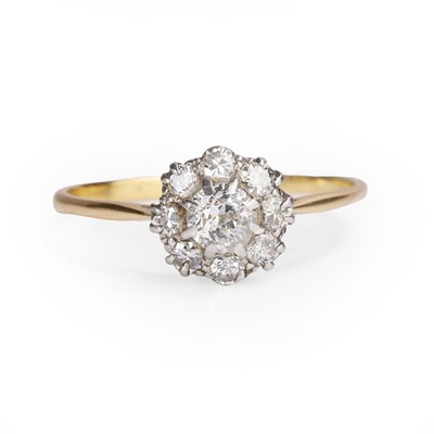 Lot 1039 - A diamond cluster ring