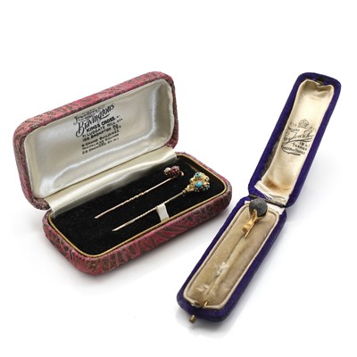 Lot 15 - A cased Victorian gold stick pin