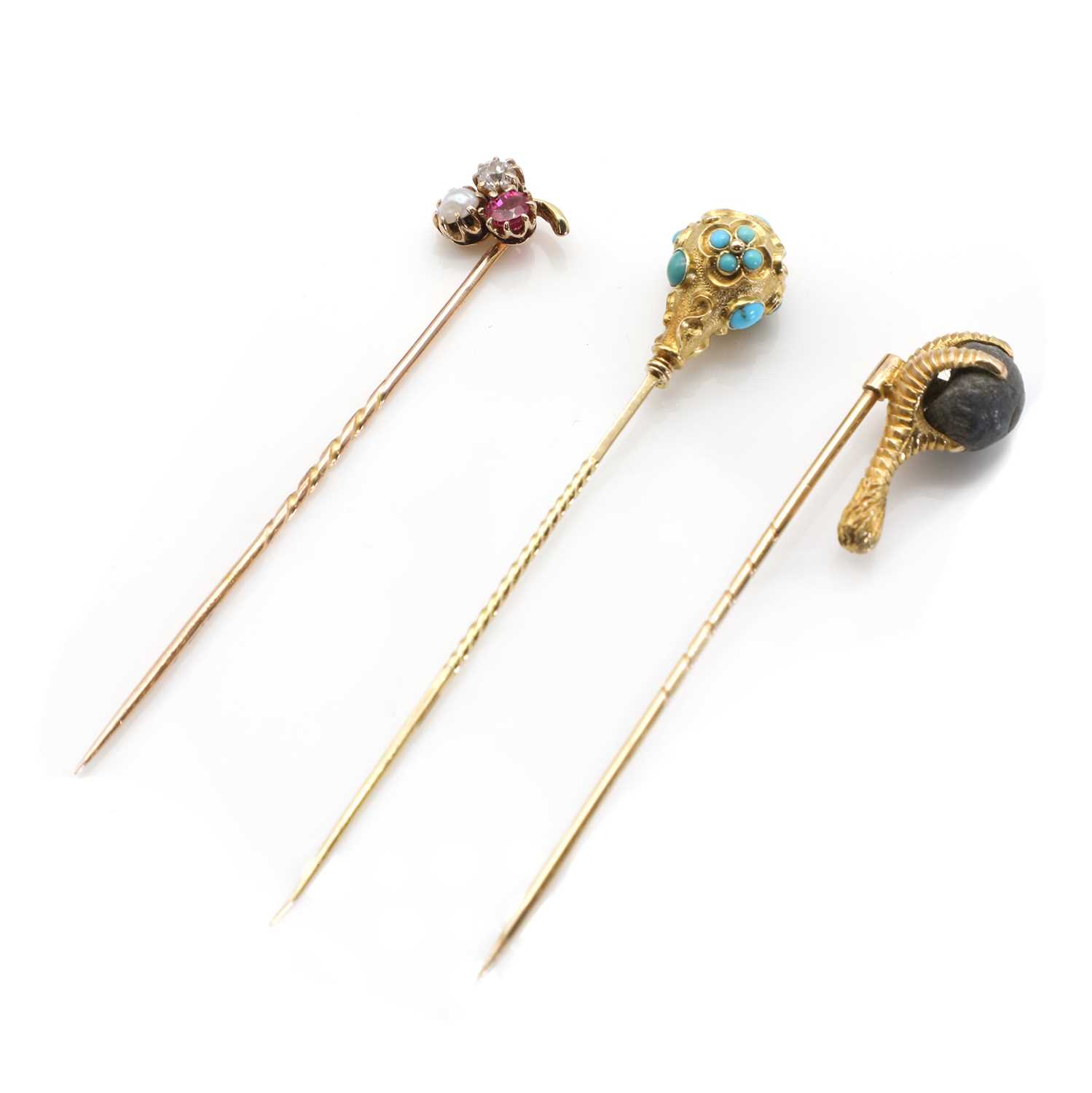Gold Square Pin Lot 15 - A cased Victorian gold stick pin,