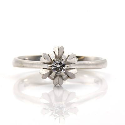 Lot 119 - A white gold single stone diamond ring