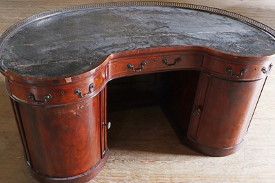 Lot 119 - ☘ A mahogany kidney-shaped desk in the manner of Gillow