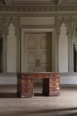 Lot 212 - An oak pedestal desk