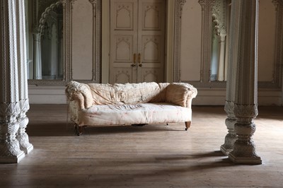 Lot 59 - ☘ An upholstered chesterfield settee