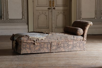Lot 32 - ☘ An upholstered daybed