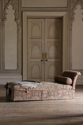 Lot 32 - ☘ An upholstered daybed