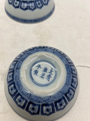 Lot 171 - A pair of Chinese blue and white saucers