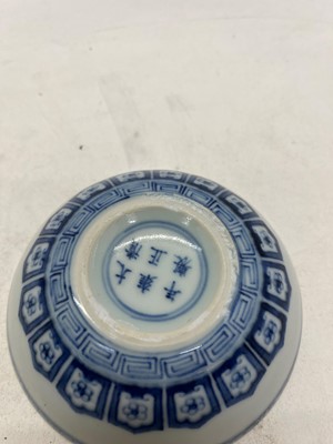 Lot 171 - A pair of Chinese blue and white saucers