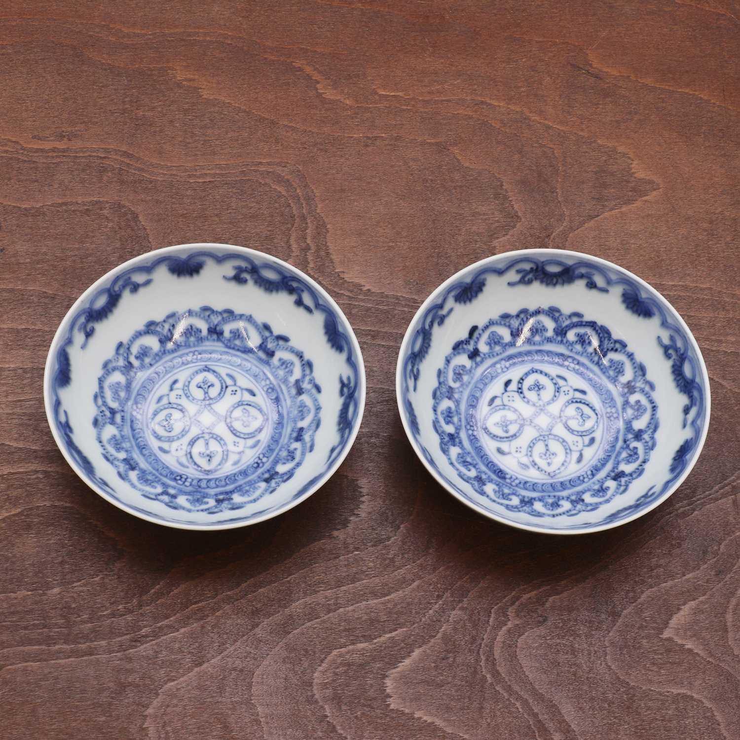 Lot 171 - A pair of Chinese blue and white saucers