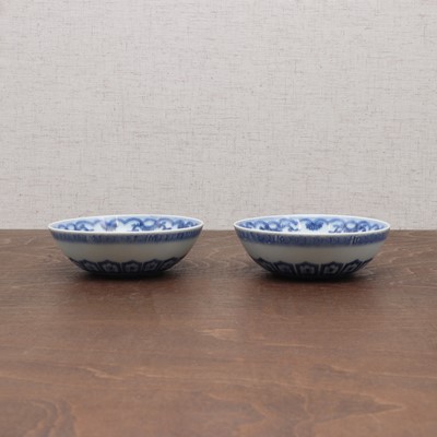 Lot 171 - A pair of Chinese blue and white saucers