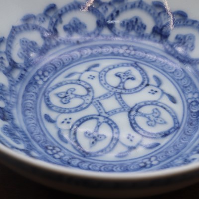 Lot 171 - A pair of Chinese blue and white saucers