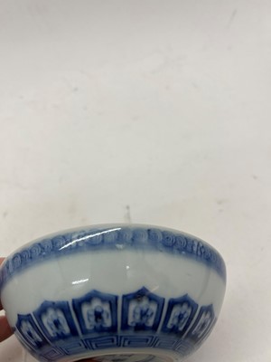 Lot 171 - A pair of Chinese blue and white saucers