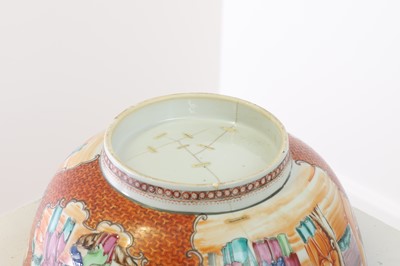 Lot 409 - An export 'Mandarin Rose' porcelain punchbowl